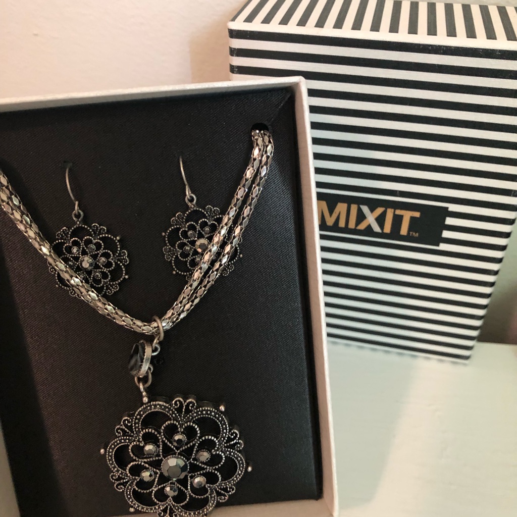 New Mixit Necklace And Earring Set 18$
